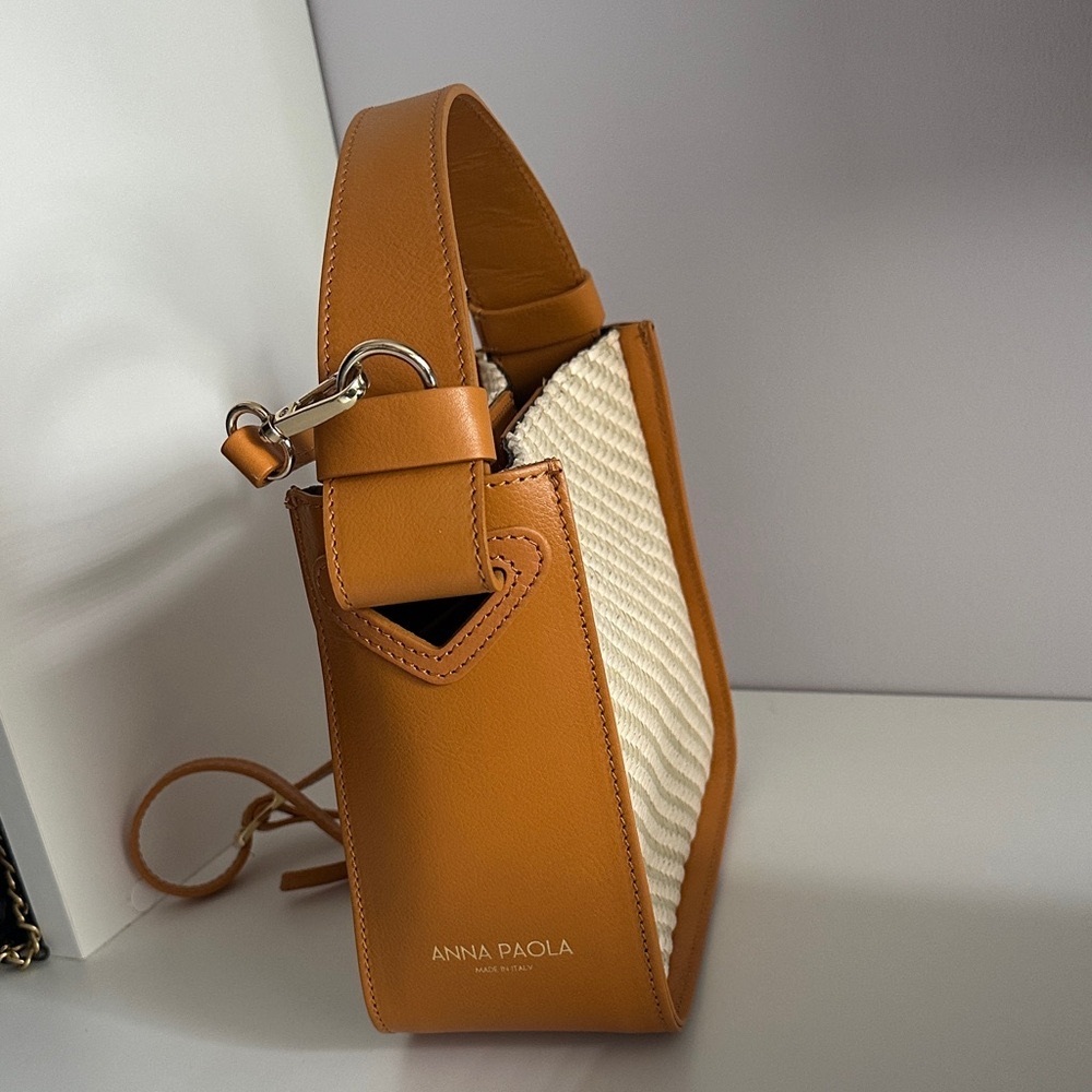 Elegant Tan and Cream Raffia Woven Handbag